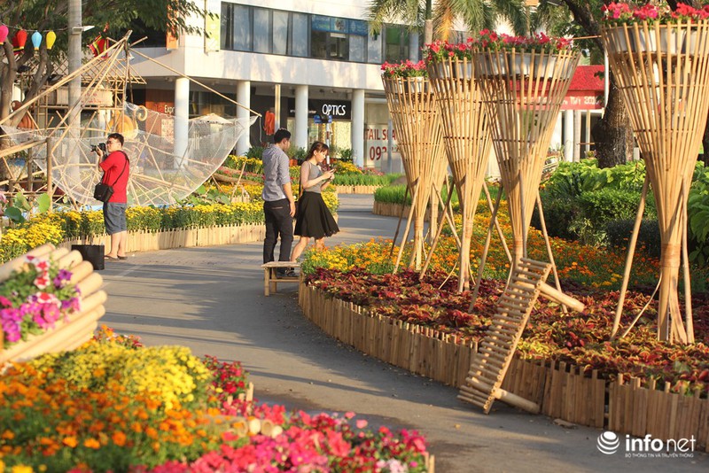 Thiếu nữ duyên dáng bên đường hoa xuân tại phố nhà giàu Sài Gòn - ảnh 18