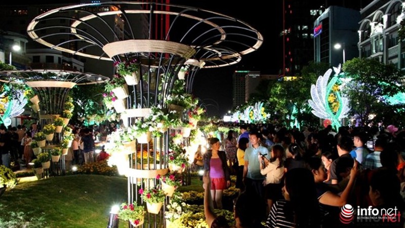 Đường phố Sài Gòn rực rỡ đón Tết Nguyên đán 2016 - ảnh 2