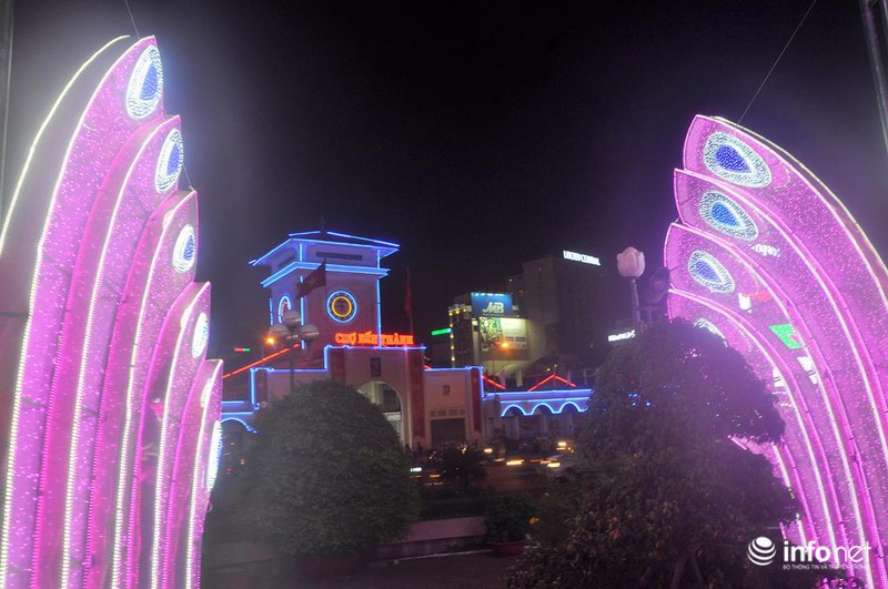 Đường phố Sài Gòn rực rỡ đón Tết Nguyên đán 2016 - ảnh 7