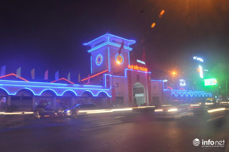 Đường phố Sài Gòn rực rỡ đón Tết Nguyên đán 2016 - ảnh 8