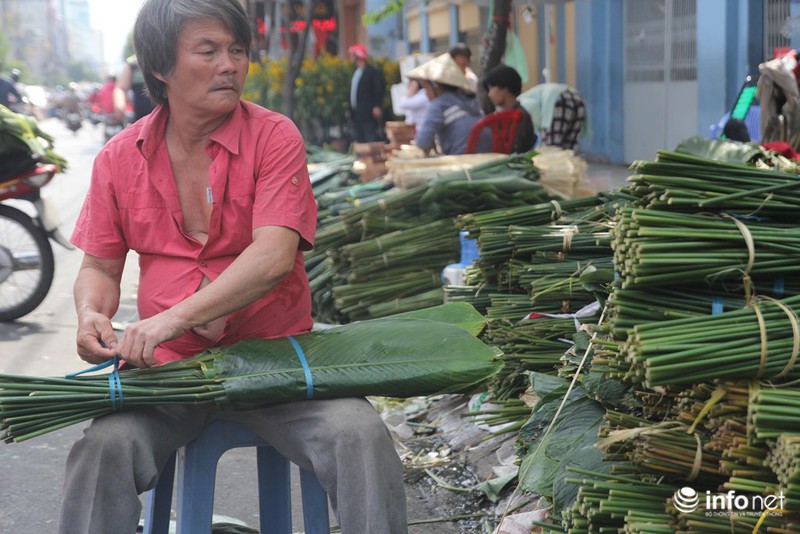 Nhộn nhịp chợ lá dong ngã ba Ông Tạ