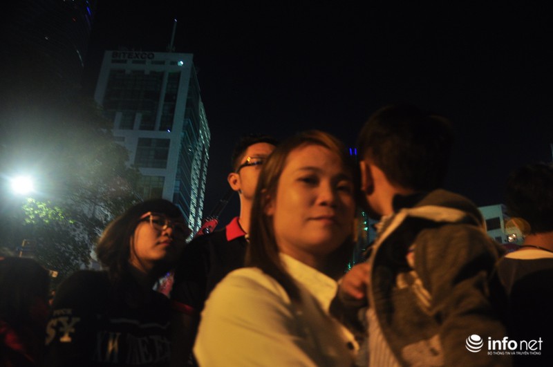 Xúc động hình ảnh nhiều ông bố công kênh con lên trên vai để ngắm pháo hoa - ảnh 4