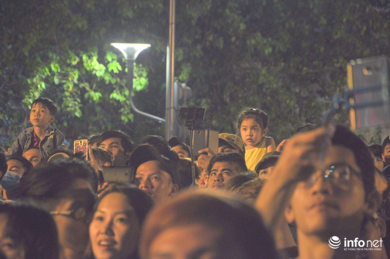 Xúc động hình ảnh nhiều ông bố công kênh con lên trên vai để ngắm pháo hoa - ảnh 11