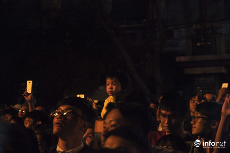 Xúc động hình ảnh nhiều ông bố công kênh con lên trên vai để ngắm pháo hoa - ảnh 8