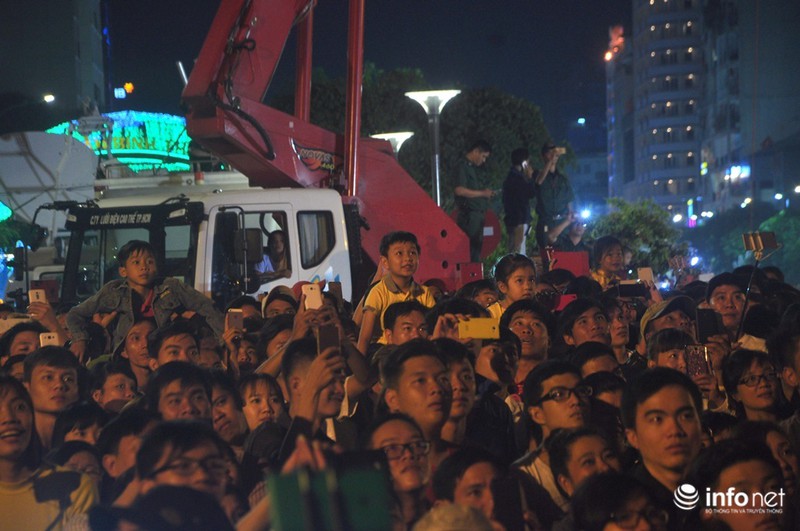 Xúc động hình ảnh nhiều ông bố công kênh con lên trên vai để ngắm pháo hoa - ảnh 9