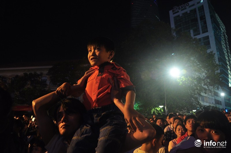 Xúc động hình ảnh nhiều ông bố công kênh con lên trên vai để ngắm pháo hoa - ảnh 6