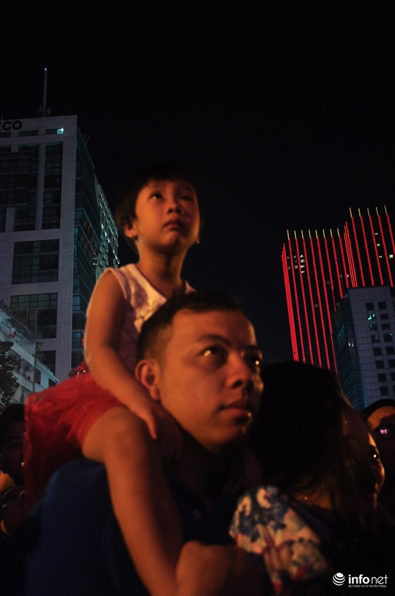 Xúc động hình ảnh nhiều ông bố công kênh con lên trên vai để ngắm pháo hoa - ảnh 7