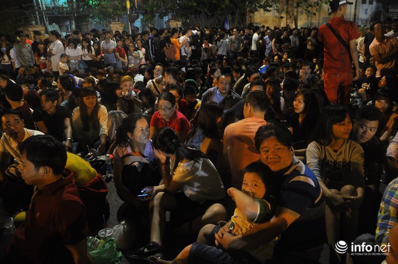 Xúc động hình ảnh nhiều ông bố công kênh con lên trên vai để ngắm pháo hoa - ảnh 3