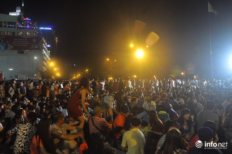 Xúc động hình ảnh nhiều ông bố công kênh con lên trên vai để ngắm pháo hoa - ảnh 2