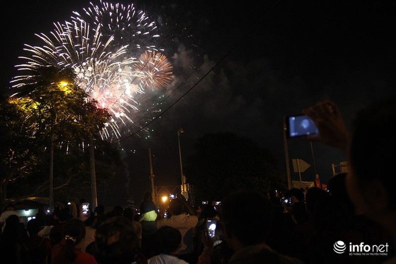 Xúc động hình ảnh nhiều ông bố công kênh con lên trên vai để ngắm pháo hoa - ảnh 5