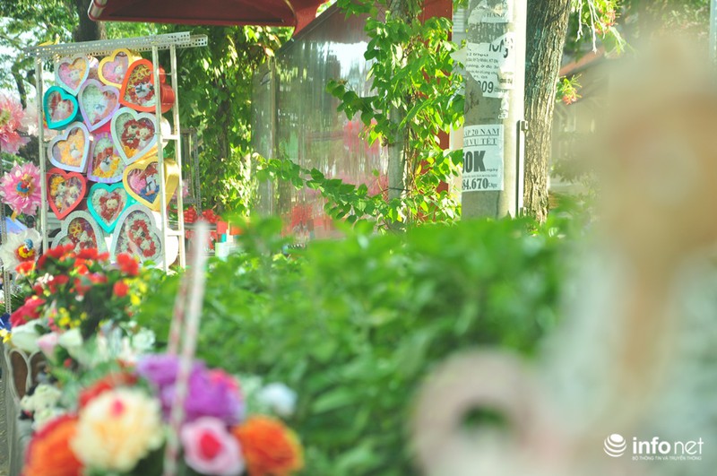 Thưa thớt khách mua hoa, quà tặng dịp Valentine 2016 - ảnh 3