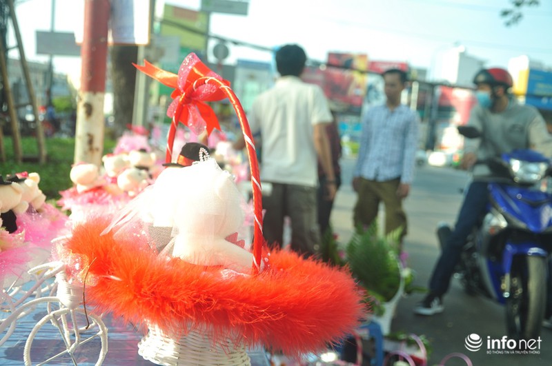 Thưa thớt khách mua hoa, quà tặng dịp Valentine 2016 - ảnh 11
