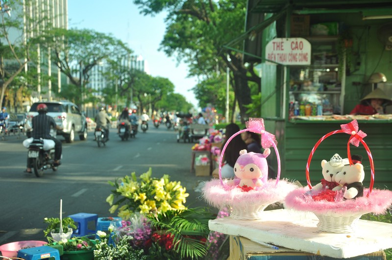 Thưa thớt khách mua hoa, quà tặng dịp Valentine 2016 - ảnh 4