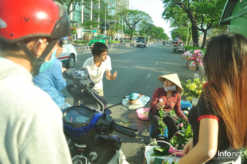 Thưa thớt khách mua hoa, quà tặng dịp Valentine 2016 - ảnh 2