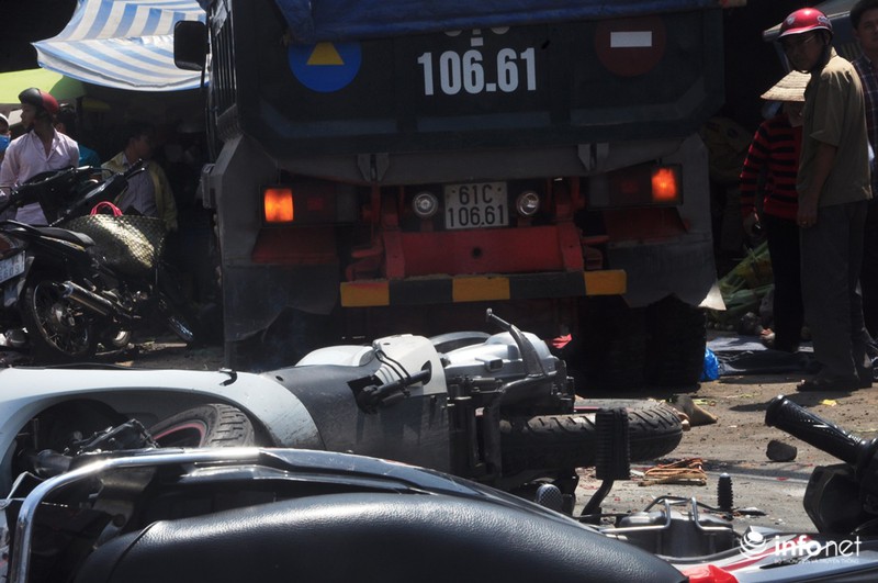 TP.HCM: Hiện trường xe ben mất phanh, nghiền nát hàng loạt xe máy, 2 người chết - ảnh 6