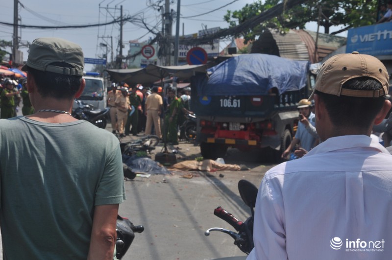TP.HCM: Hiện trường xe ben mất phanh, nghiền nát hàng loạt xe máy, 2 người chết - ảnh 2