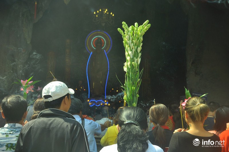 Người Sài Gòn nườm nượp đi lễ chùa rằm tháng Giêng - ảnh 9