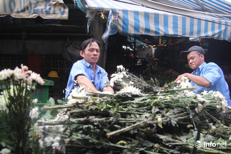 Hậu 8/3, hàng tấn hoa hồng thành rác ở chợ hoa lớn nhất Sài Gòn - ảnh 10