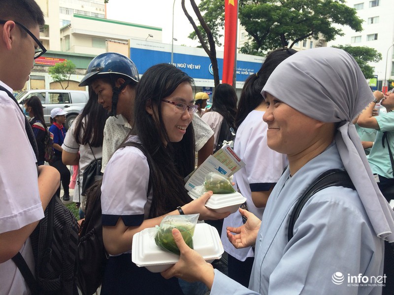 Bảng điều ước may mắn và suất cơm miễn phí cho sĩ tử - ảnh 4