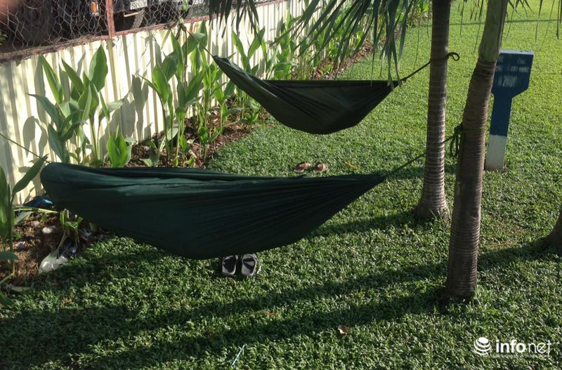 Tài xế mắc võng ngủ trên