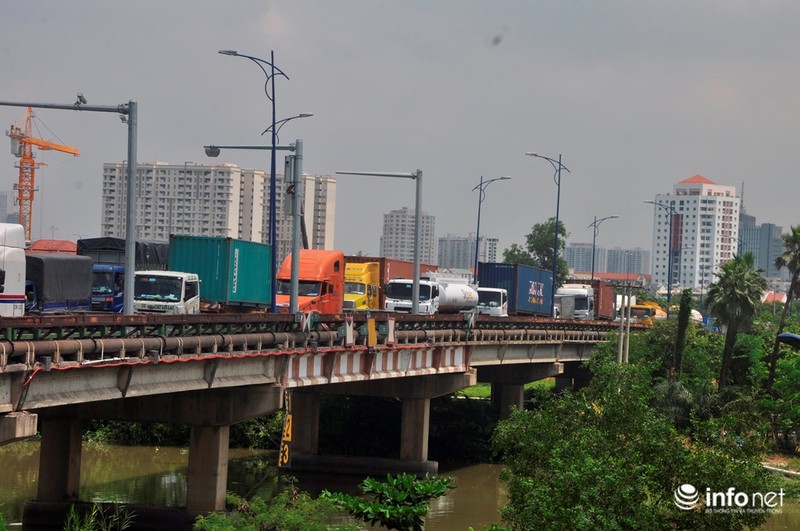 Tài xế mắc võng ngủ trên