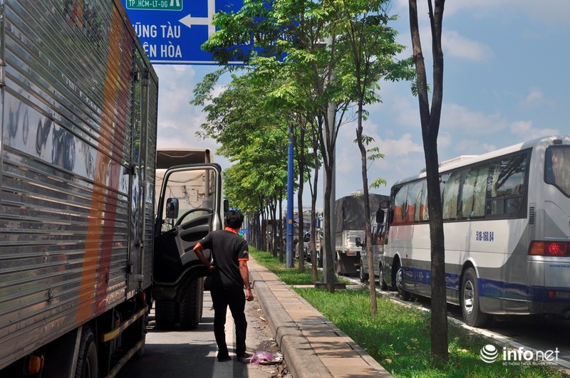 Tài xế mắc võng ngủ trên