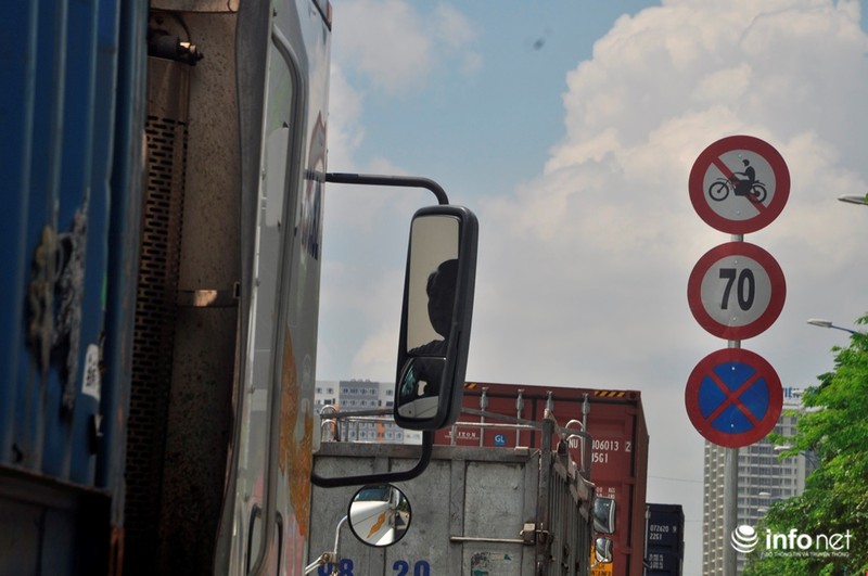 Tài xế mắc võng ngủ trên