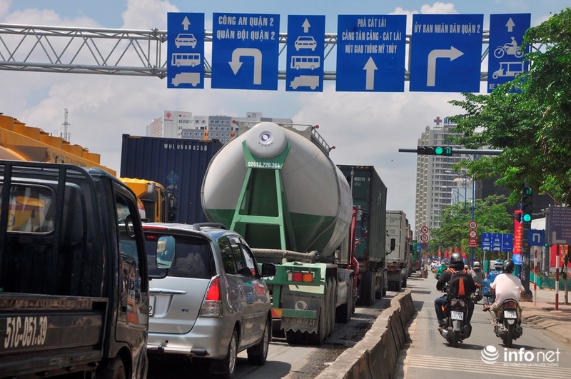 Tài xế mắc võng ngủ trên