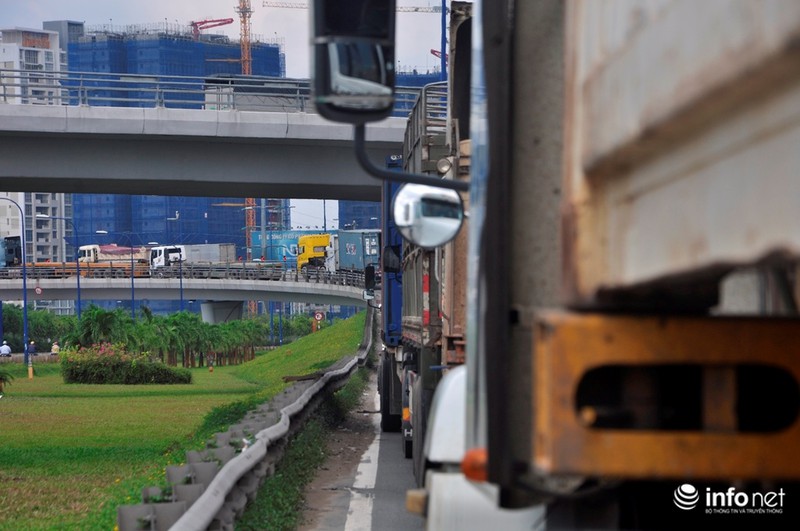 Tài xế mắc võng ngủ trên