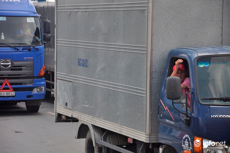 Tài xế mắc võng ngủ trên