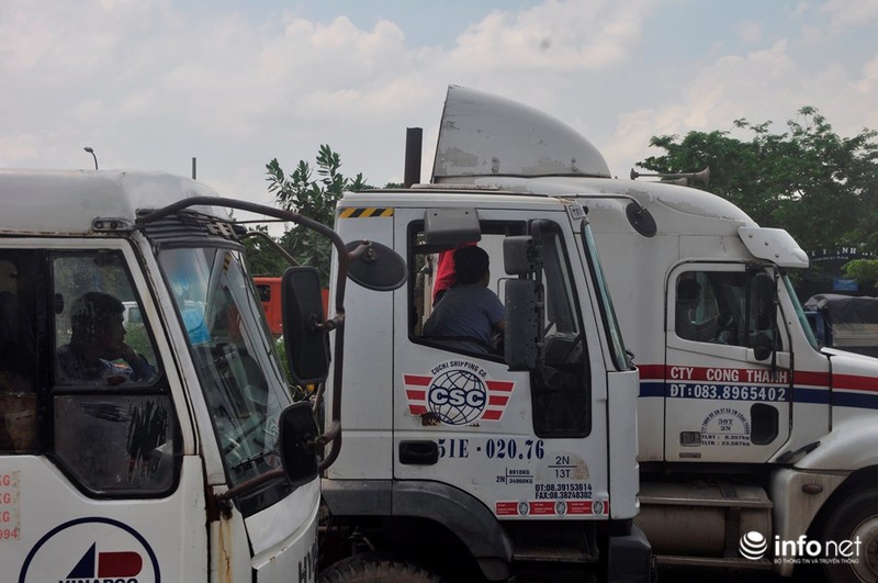 Tài xế mắc võng ngủ trên