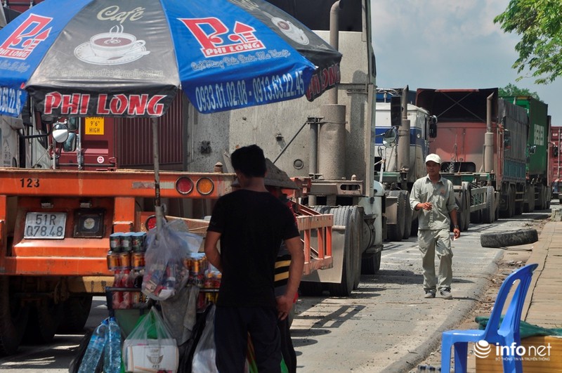 Tài xế mắc võng ngủ trên