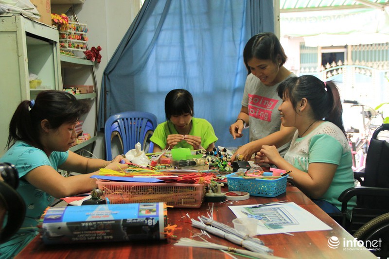 Người phụ nữ khuyết tật làm giấy xoắn, cưu mang nhiều em nhỏ giống mình - ảnh 1