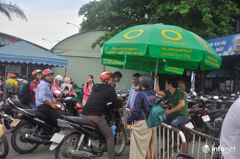 TP.HCM tắc đường kinh hoàng vì 'biển người' về quê dịp 2/9 - ảnh 19