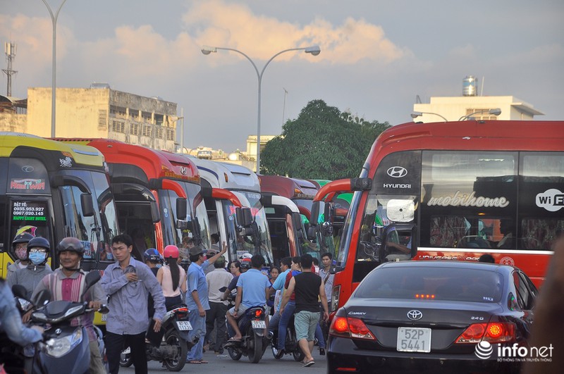 TP.HCM tắc đường kinh hoàng vì 'biển người' về quê dịp 2/9 - ảnh 20