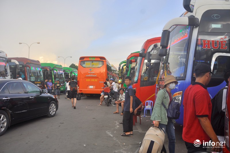 TP.HCM tắc đường kinh hoàng vì 'biển người' về quê dịp 2/9 - ảnh 21