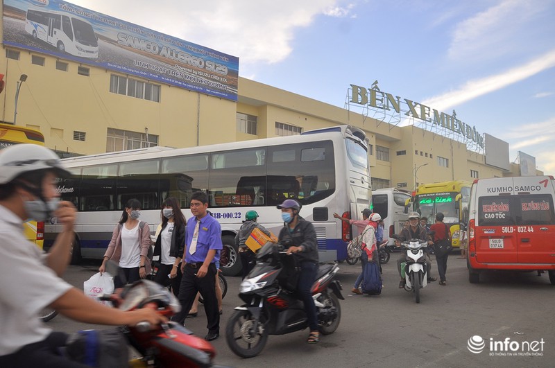 TP.HCM tắc đường kinh hoàng vì 'biển người' về quê dịp 2/9 - ảnh 11