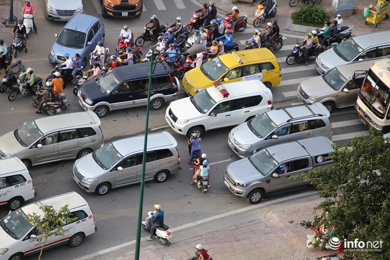 TP.HCM tắc đường kinh hoàng vì 'biển người' về quê dịp 2/9 - ảnh 8