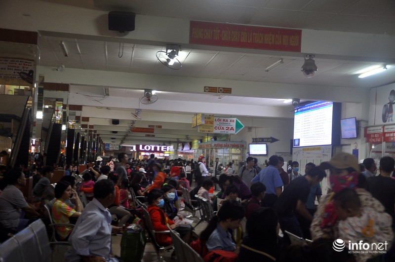 TP.HCM tắc đường kinh hoàng vì 'biển người' về quê dịp 2/9 - ảnh 16