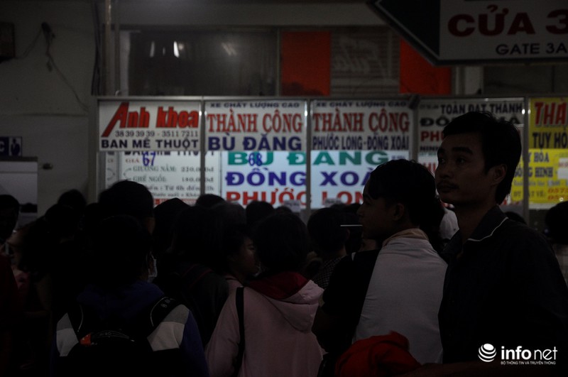 TP.HCM tắc đường kinh hoàng vì 'biển người' về quê dịp 2/9 - ảnh 29