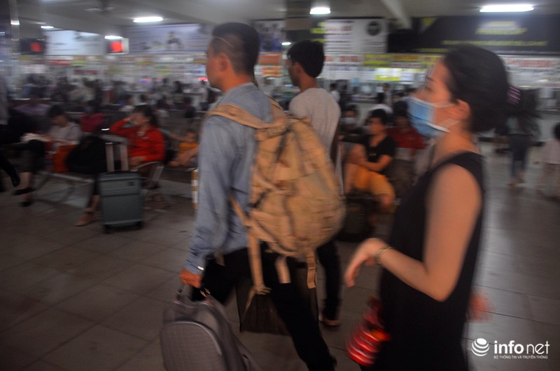 TP.HCM tắc đường kinh hoàng vì 'biển người' về quê dịp 2/9 - ảnh 18