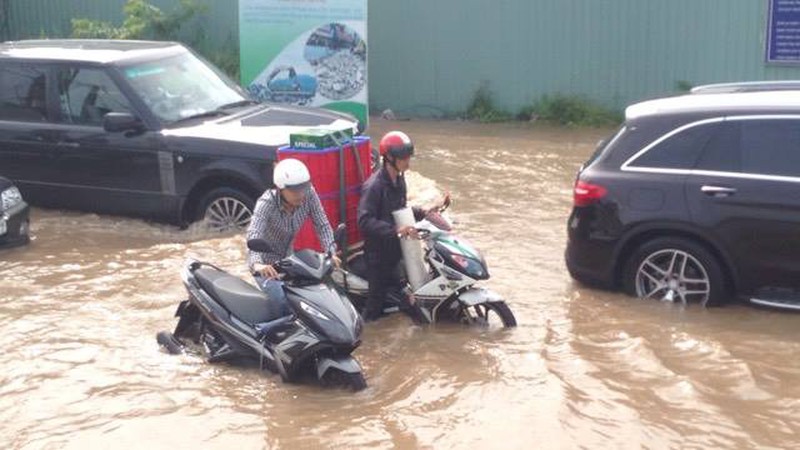 TP.HCM: Sáng nay, xe máy, ô tô vẫn bơi trên đường - ảnh 4