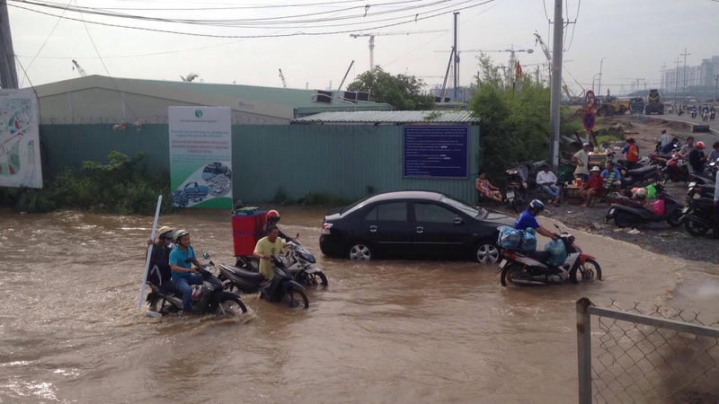 TP.HCM: Sáng nay, xe máy, ô tô vẫn bơi trên đường - ảnh 6