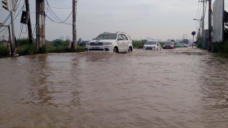 TP.HCM: Sáng nay, xe máy, ô tô vẫn bơi trên đường - ảnh 7