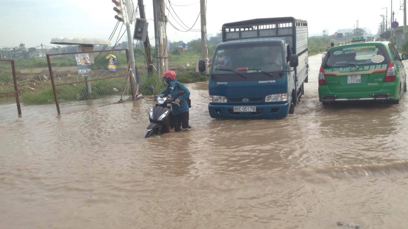 TP.HCM: Sáng nay, xe máy, ô tô vẫn bơi trên đường - ảnh 8