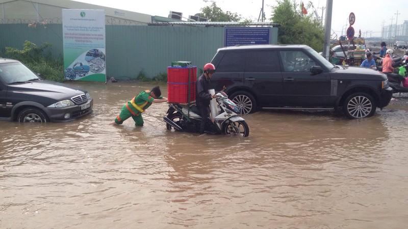 TP.HCM: Sáng nay, xe máy, ô tô vẫn bơi trên đường - ảnh 3