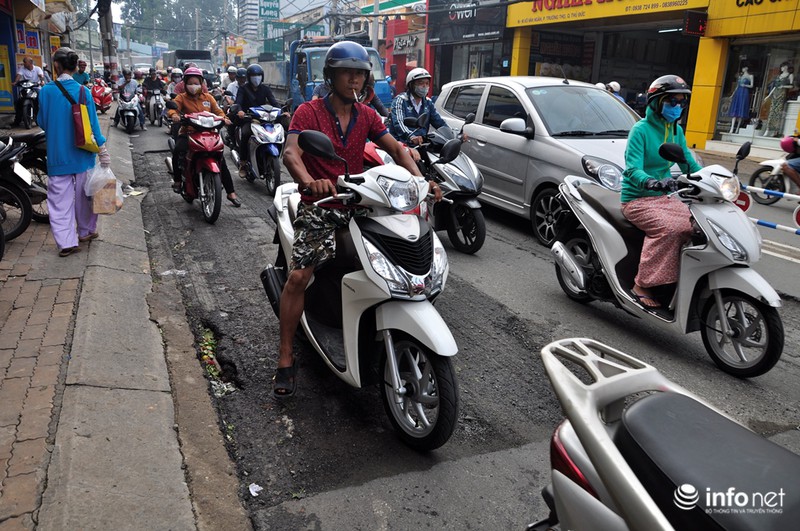 TP.HCM: Trở lại con đường quật ngã nhiều xe và người trong trận “đại hồng thủy
