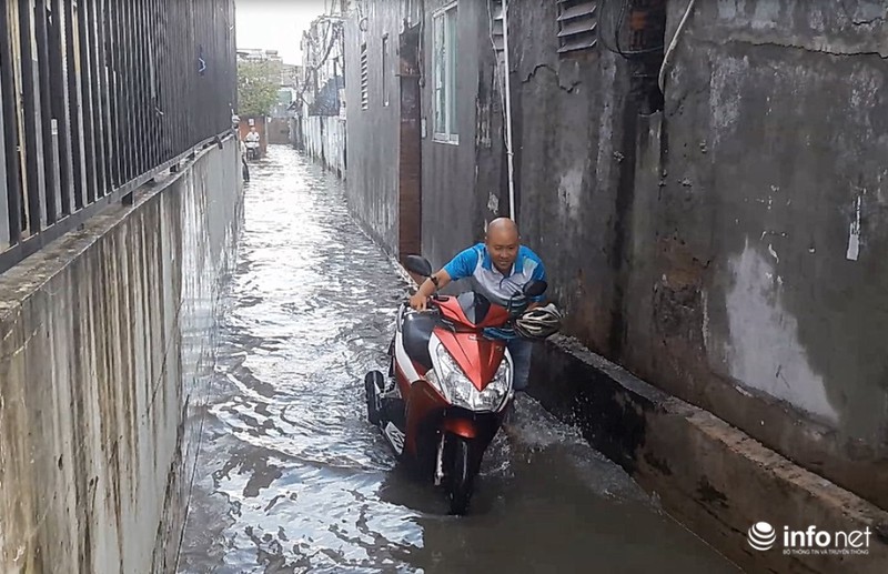 Xóm trọ nghèo ở TP.HCM khốn khổ vì nước ngập ngang người 4 ngày chưa rút - ảnh 11