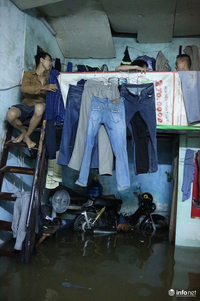Xóm trọ nghèo ở TP.HCM khốn khổ vì nước ngập ngang người 4 ngày chưa rút - ảnh 8