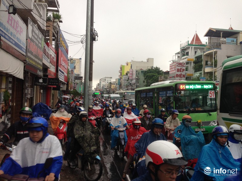 Tp.HCM: Kẹt xe kinh hoàng, người dân ướt sũng trong cơn mưa tầm tã - ảnh 1